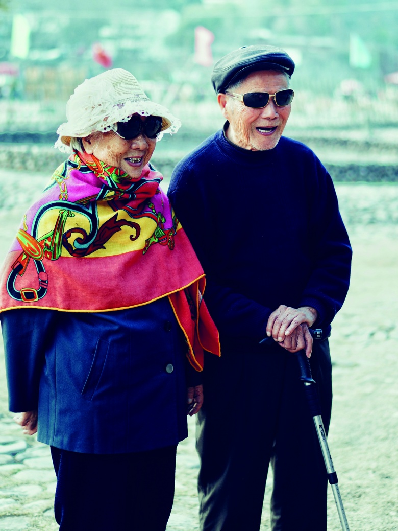 浙江101岁奶奶“反向作息”：熬夜追剧到凌晨2点，爱吃薯片沙琪玛等……