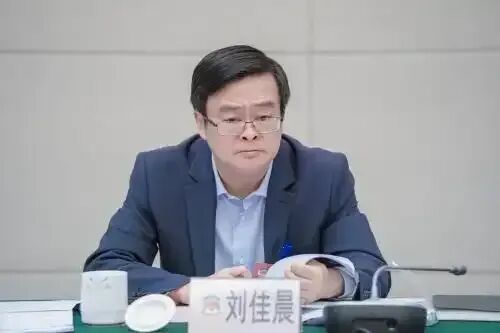 昆明市原市长刘佳晨涉隐瞒境外存款罪等多罪名被公诉，曾因“全马破4”冲上热搜