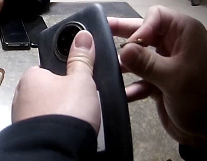 “卡里有25万！”情急之下，海宁警员一把摘下了胸口的党员徽章……