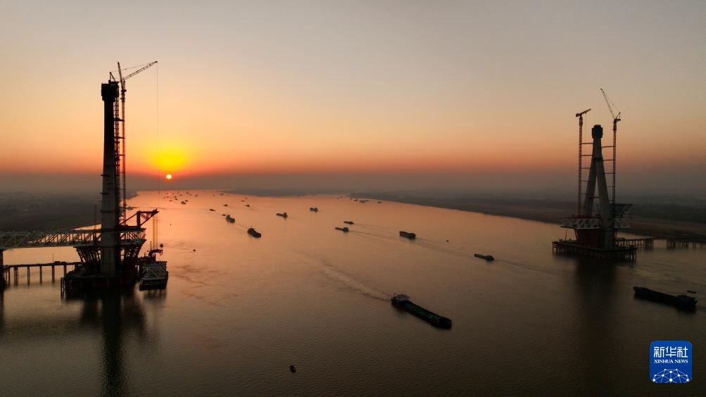 安徽池州长江公铁大桥首个主塔成功封顶