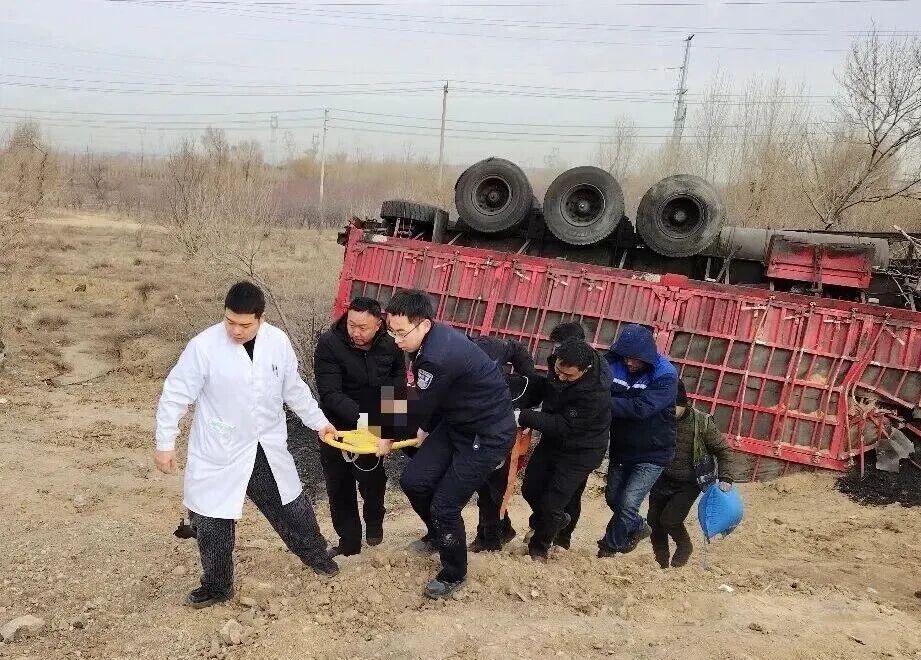 事发紧急!货车侧翻,司机被困...呼和浩特这里上演最燃集结… 事发紧急!货车侧翻,司机被困...呼和浩特这里上演最燃集结…