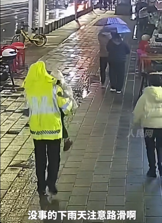 “别急！跟着我走！没事的！”雨夜5分钟，交警跑出一条守护通道