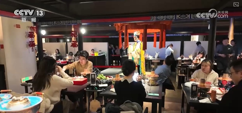 “文艺+”创新场景层出不穷 演艺新空间串联“观演+消费+游览”释放消费多元活力 “文艺+”创新场景层出不穷 演艺新空间串联“观演+消费+游览”释放消费多元活力