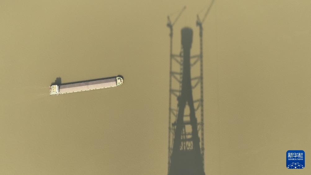 安徽池州长江公铁大桥首个主塔成功封顶