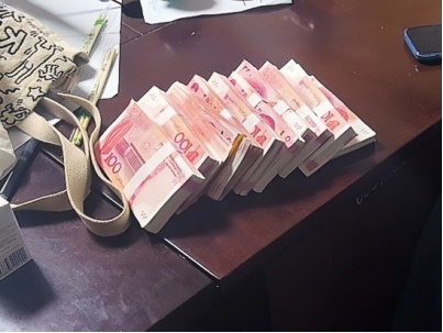 女子取10万元现金“买年货”，在路口被紧急截停！