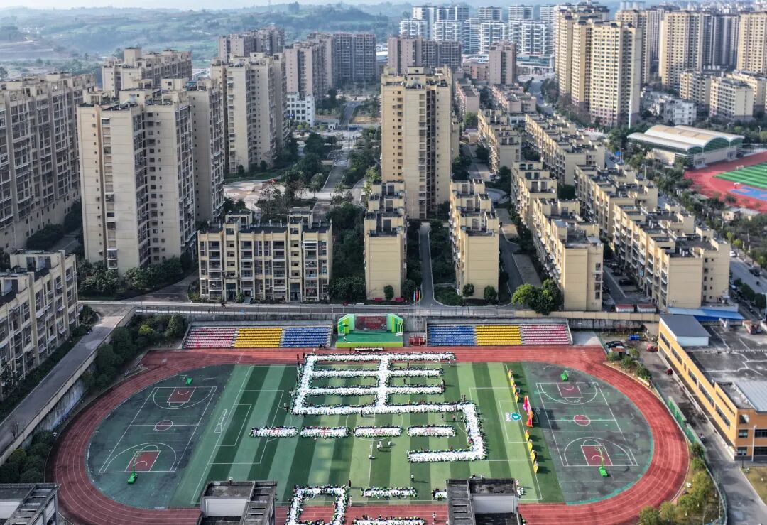 震撼！自贡千名师生共绘“千米骏马图”