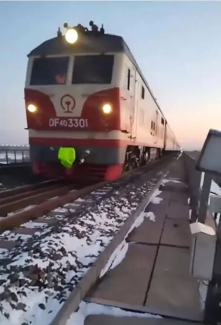 惊险！14岁男生为拍照闯入铁轨逼停火车，法律怎么说？