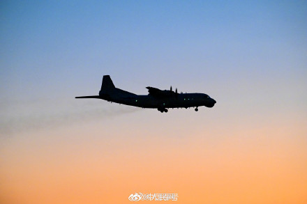 战机与霞光同框硬核大片