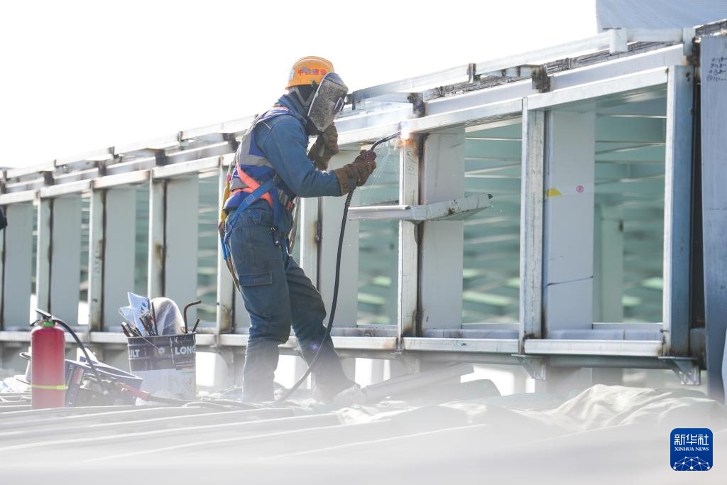 西安东站金属屋面封顶