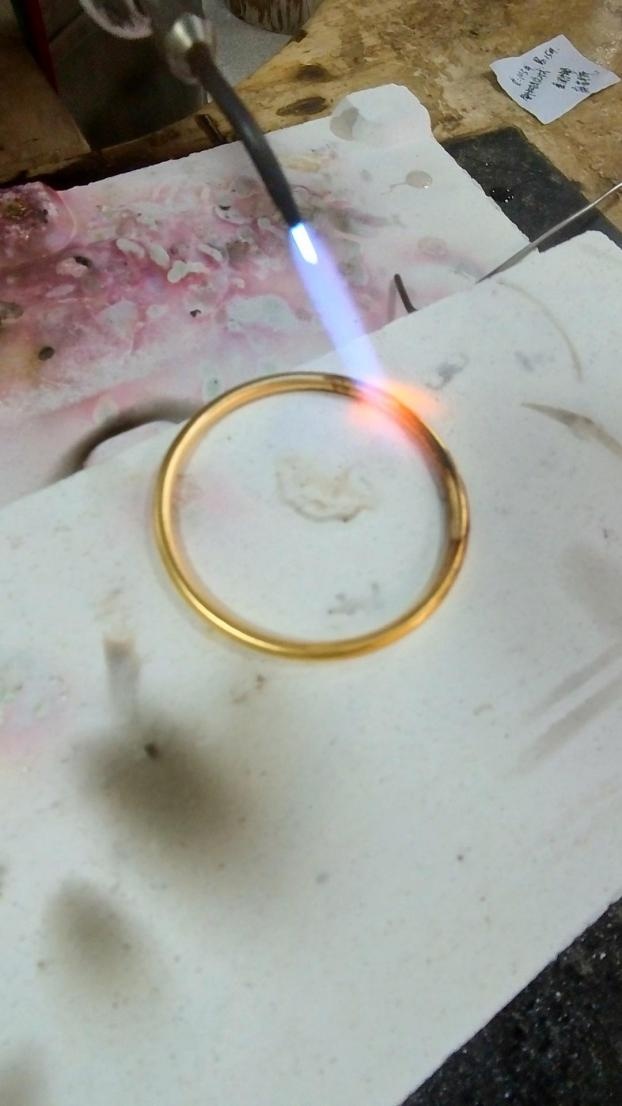 金价飙涨，有人想从中搞事！清洗20秒，金镯“瘦身”4.87克