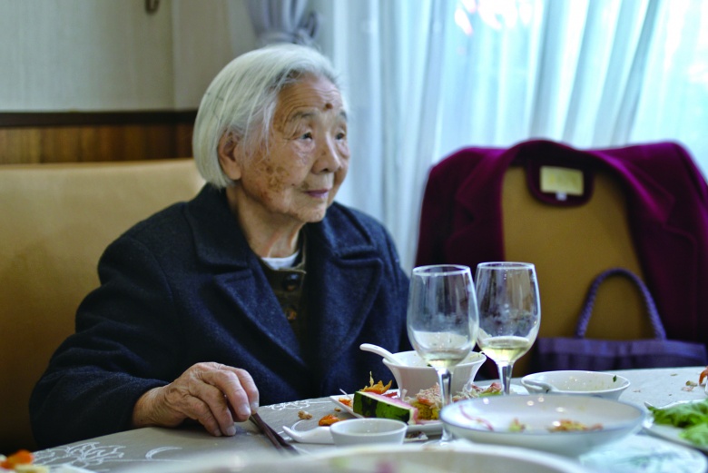 浙江101岁奶奶“反向作息”：熬夜追剧到凌晨2点，爱吃薯片沙琪玛等……