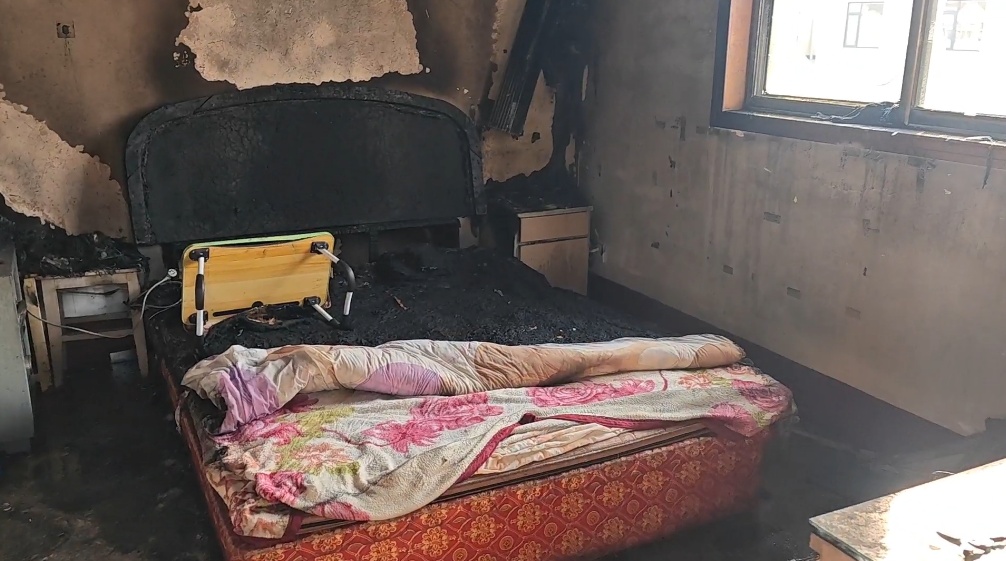 又一起烧家！床变黑炭，墙皮剥落……72岁大爷事后懊悔：天冷后就没关过TA
