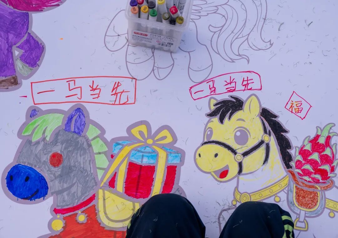 震撼！自贡千名师生共绘“千米骏马图”