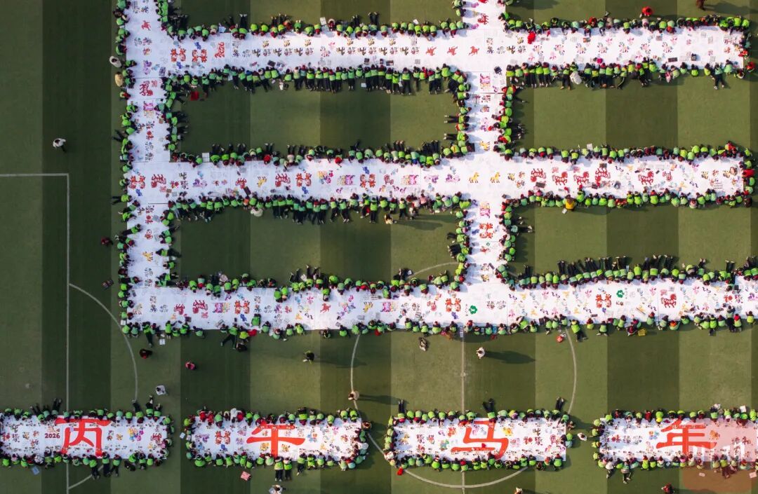 震撼！自贡千名师生共绘“千米骏马图”