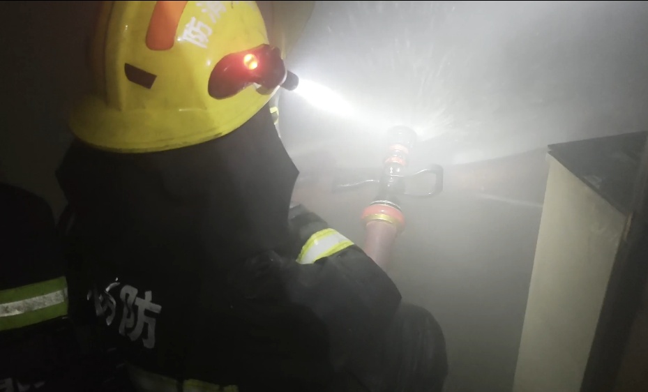 又一起烧家！床变黑炭，墙皮剥落……72岁大爷事后懊悔：天冷后就没关过TA