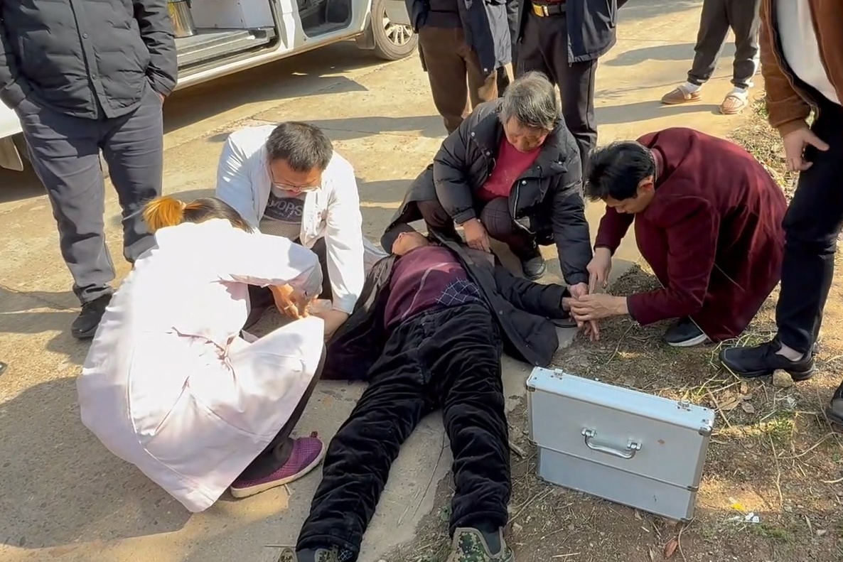 湖南衡山：七旬老人晕倒在地 干群合力紧急救援脱险