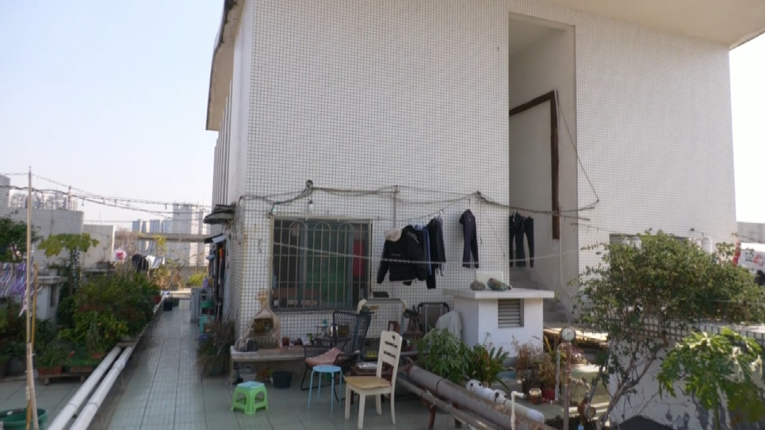 小区物业员工楼顶“安居”十几年？业主担心存在安全隐患