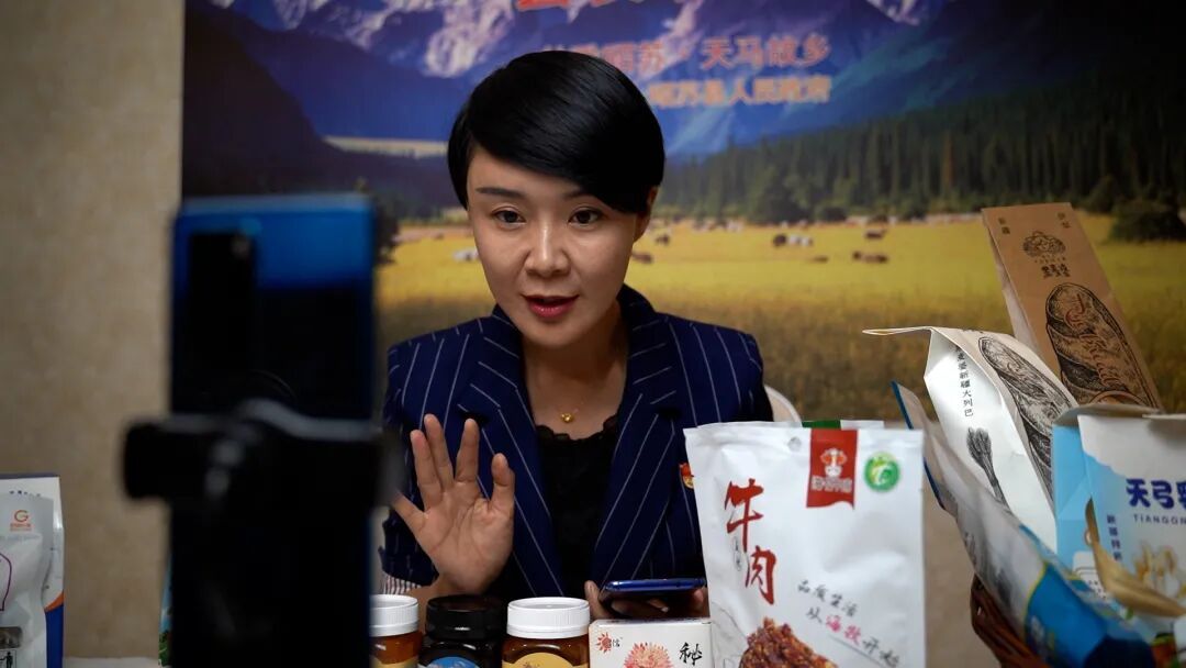 贺娇龙，策马远行