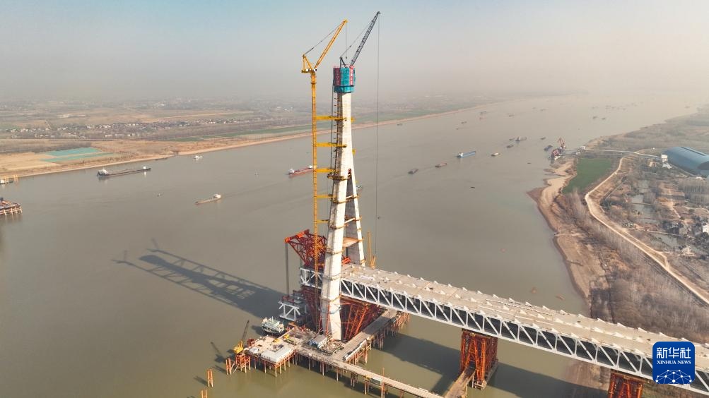 安徽池州长江公铁大桥首个主塔成功封顶