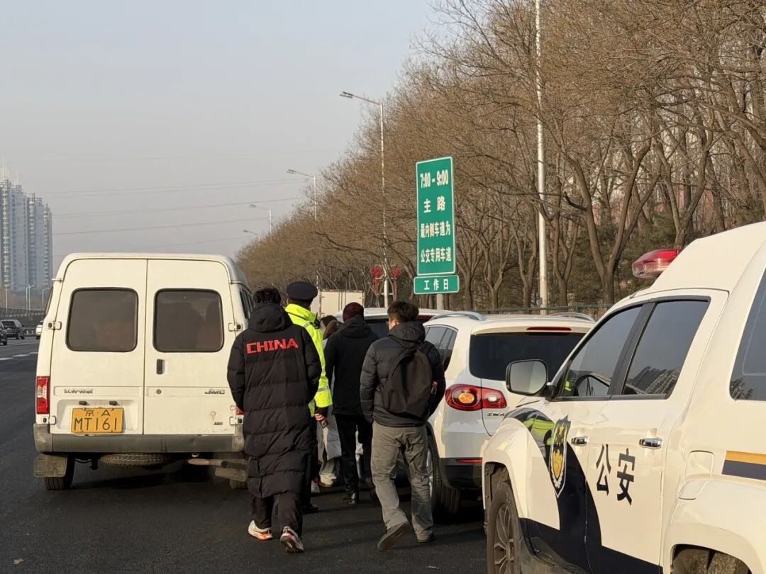 1小时12辆!北京整治京通快速路“狂飙的黑车” 1小时12辆!北京整治京通快速路“狂飙的黑车”