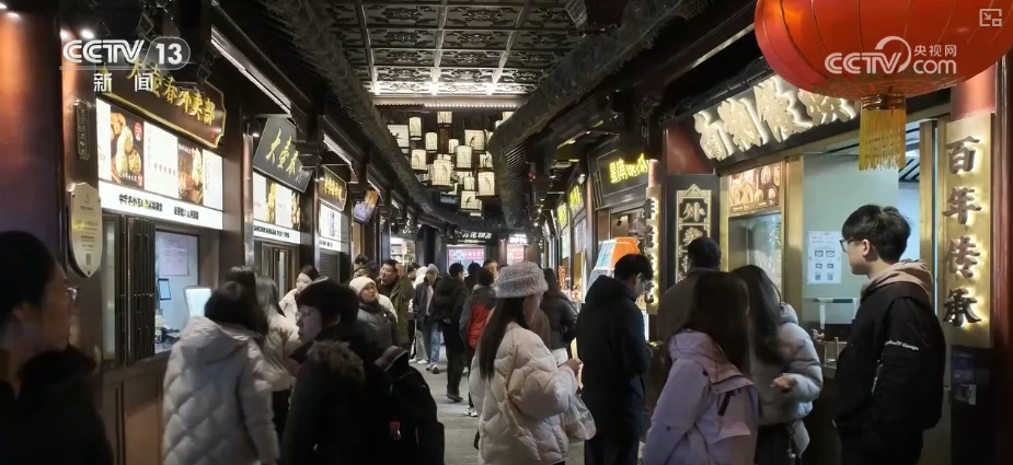 “文艺+”创新场景层出不穷 演艺新空间串联“观演+消费+游览”释放消费多元活力 “文艺+”创新场景层出不穷 演艺新空间串联“观演+消费+游览”释放消费多元活力