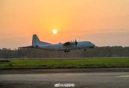 战机与霞光同框硬核大片