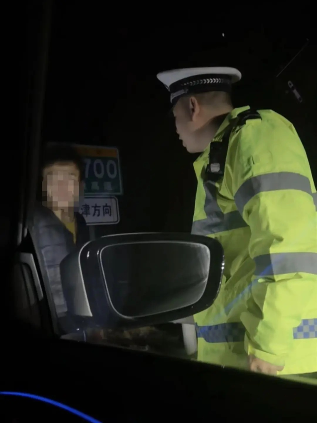 夫妻夜行高速，突遭陌生男子半道拦车，还爬上引擎盖拍打玻璃大喊“救命”