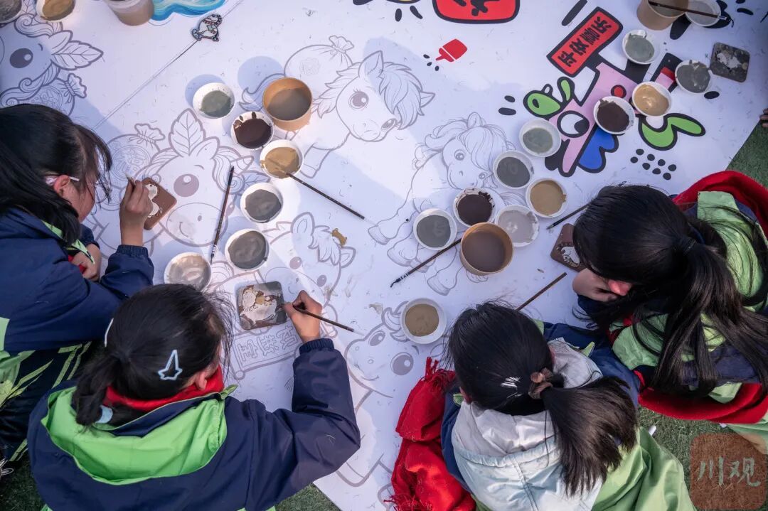 震撼！自贡千名师生共绘“千米骏马图”