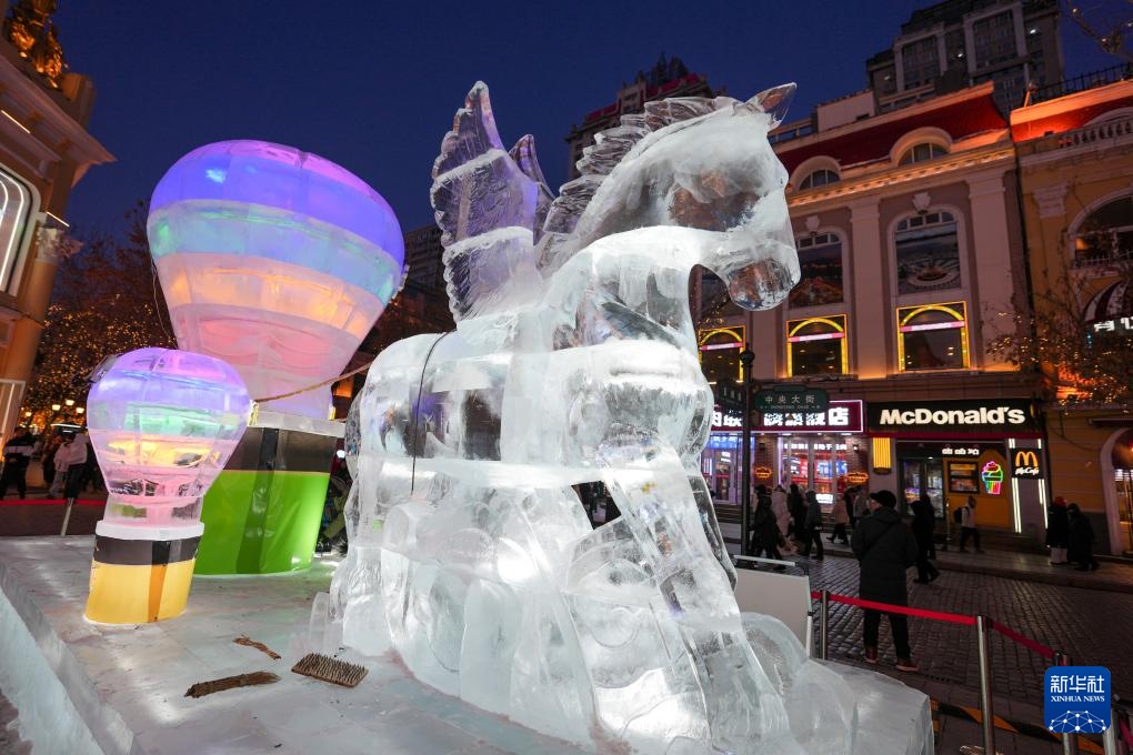 哈尔滨：冰雕景观为百年中央大街添彩