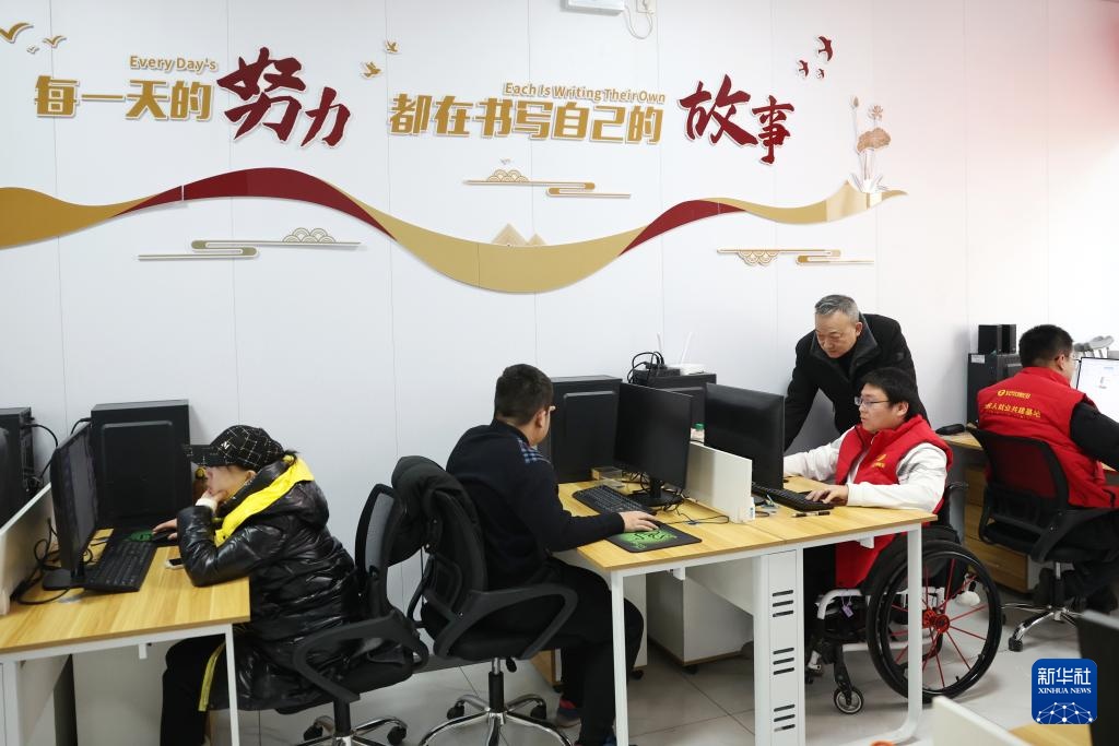 甘肃首批残疾人AI训练师持证就业