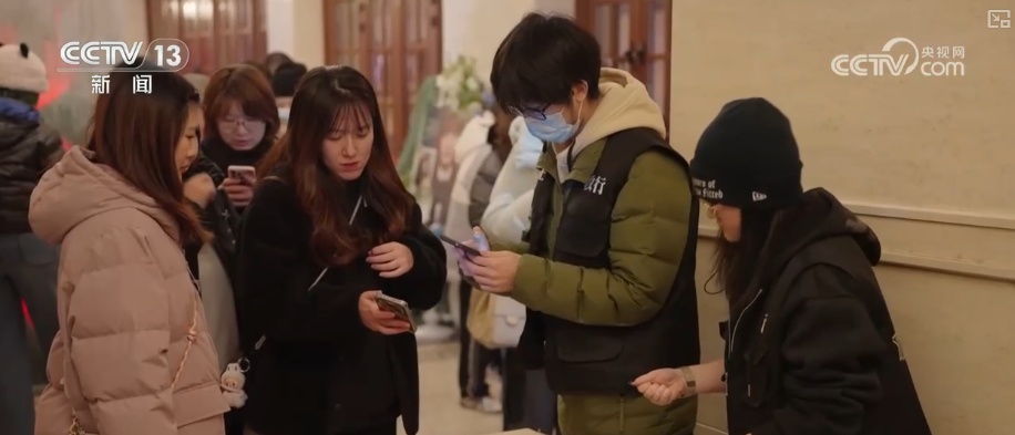 “文艺+”创新场景层出不穷 演艺新空间串联“观演+消费+游览”释放消费多元活力 “文艺+”创新场景层出不穷 演艺新空间串联“观演+消费+游览”释放消费多元活力