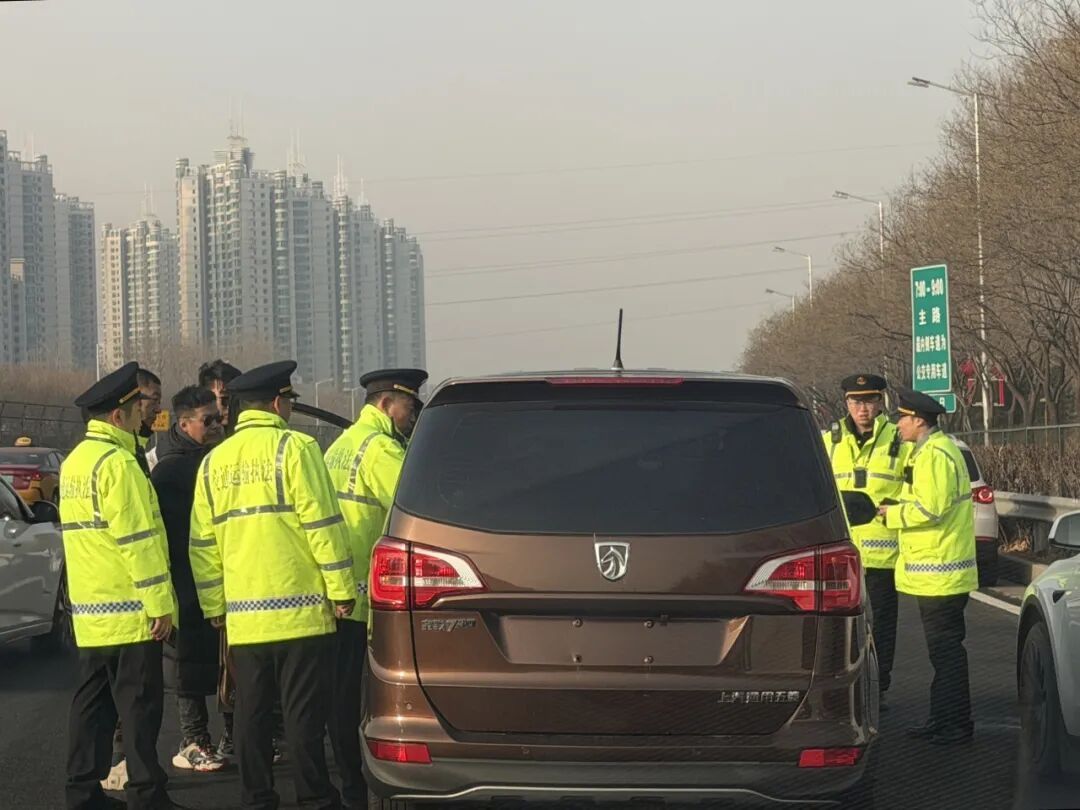 1小时12辆!北京整治京通快速路“狂飙的黑车” 1小时12辆!北京整治京通快速路“狂飙的黑车”