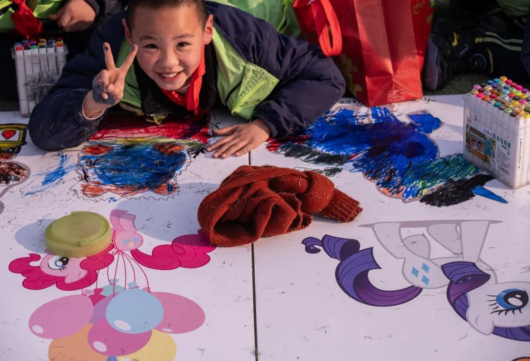 震撼！自贡千名师生共绘“千米骏马图”