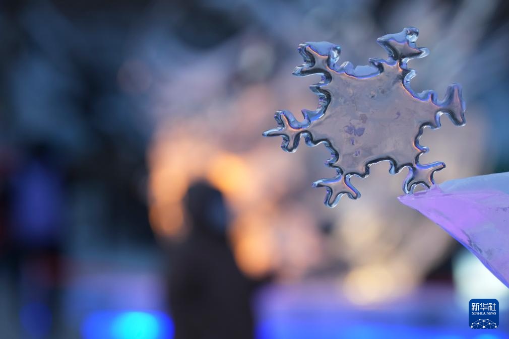 冰雕艺术添彩“冰城”冬日冰雪画卷