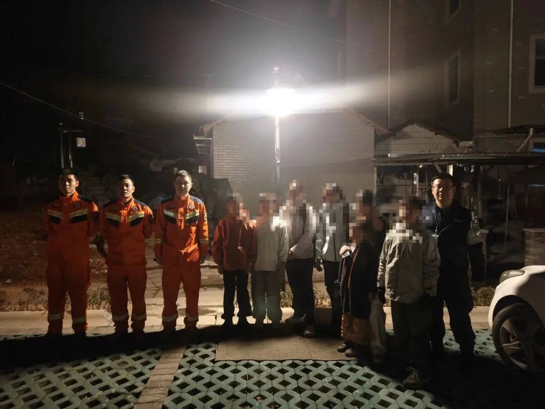 3个宝妈带4个娃被困悬崖边，原本组团爬午潮山，结果误入野路一直到天黑