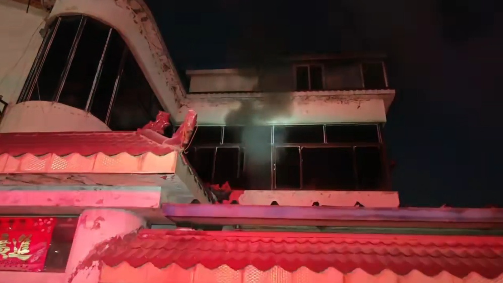 又一起烧家！床变黑炭，墙皮剥落……72岁大爷事后懊悔：天冷后就没关过TA