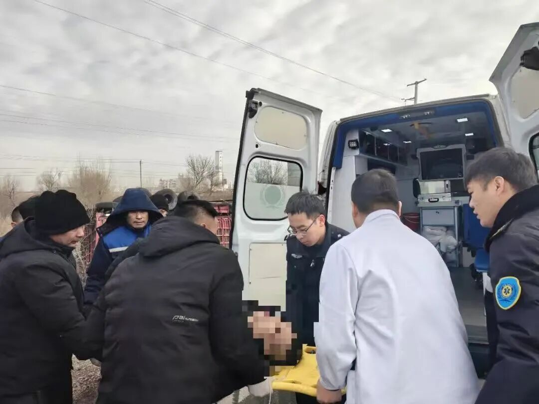 事发紧急!货车侧翻,司机被困...呼和浩特这里上演最燃集结… 事发紧急!货车侧翻,司机被困...呼和浩特这里上演最燃集结…