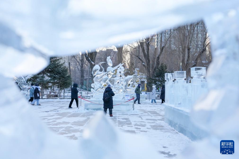 冰雕艺术添彩“冰城”冬日冰雪画卷