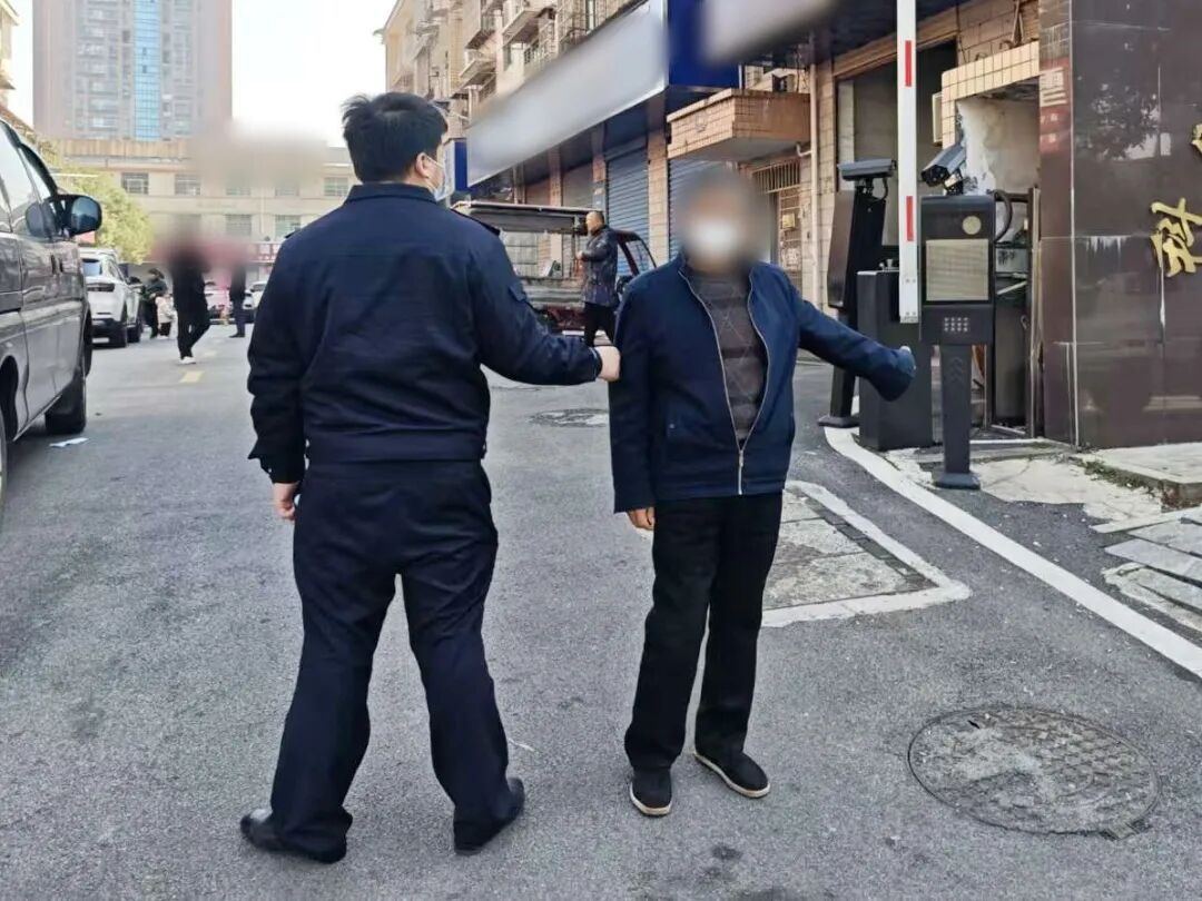 深夜，腊鸡、腊猪腿、腊鱼腊肉不翼而飞……