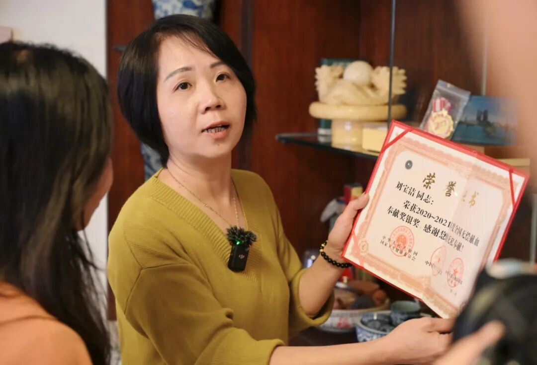 50岁女子坚持28年不熬夜！得知原因后网友泪目