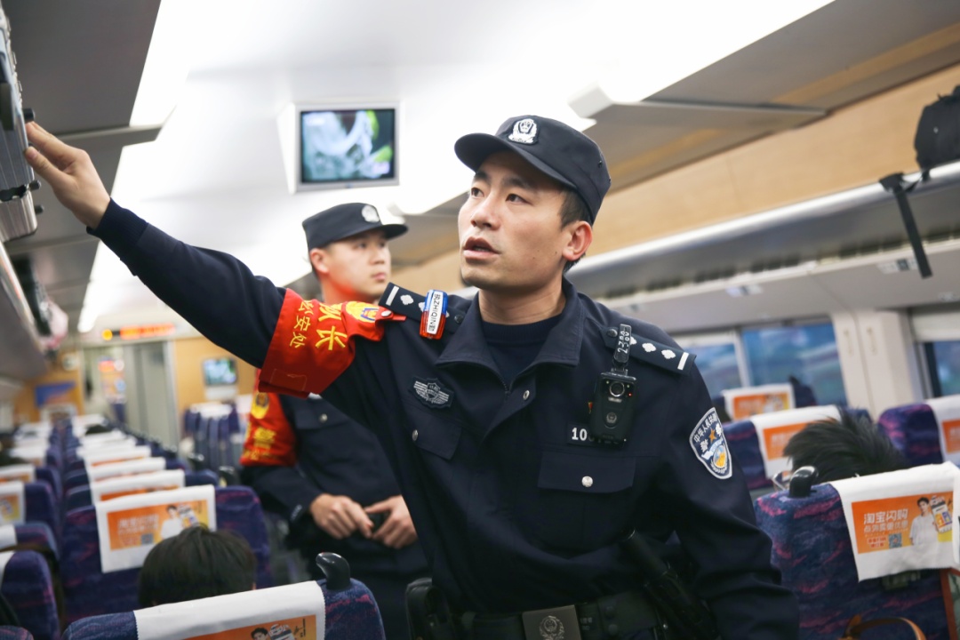 寻找“4号球服警官”