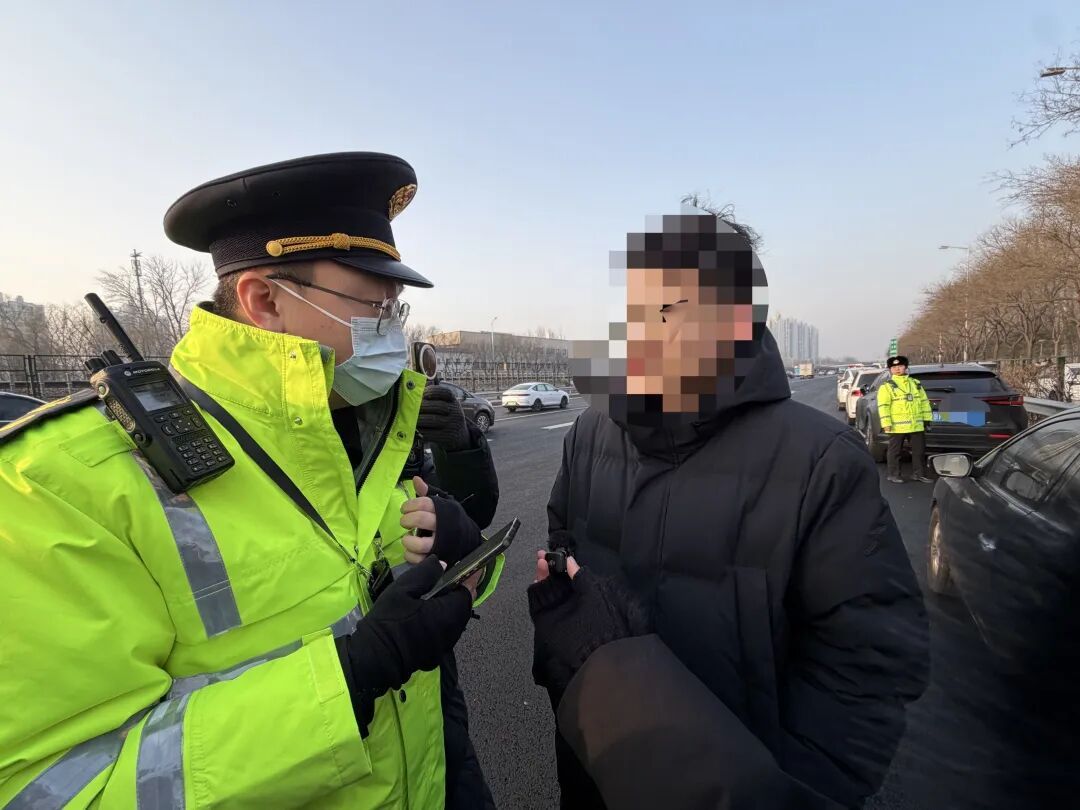1小时12辆!北京整治京通快速路“狂飙的黑车” 1小时12辆!北京整治京通快速路“狂飙的黑车”