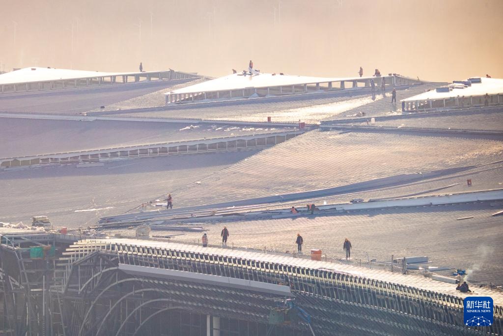 西安东站金属屋面封顶