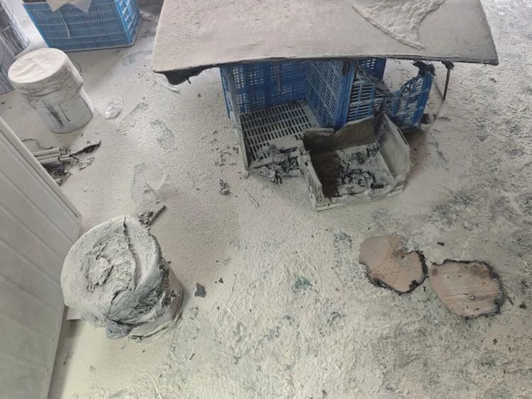 员工弯腰捡个东西，地面竟然起火了！这一幕惊心动魄