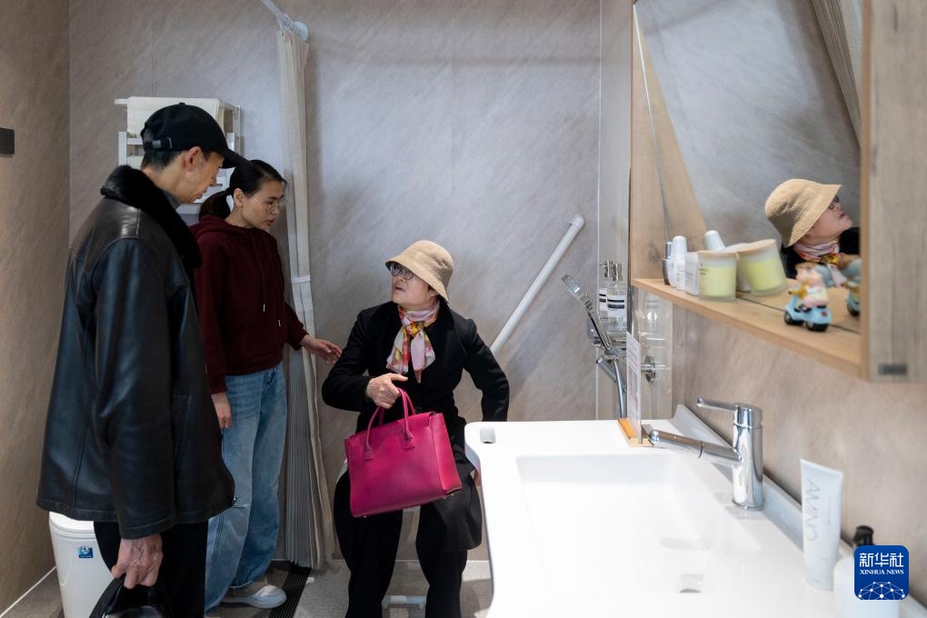 探访上海首家银发商店 感受银发经济新活力