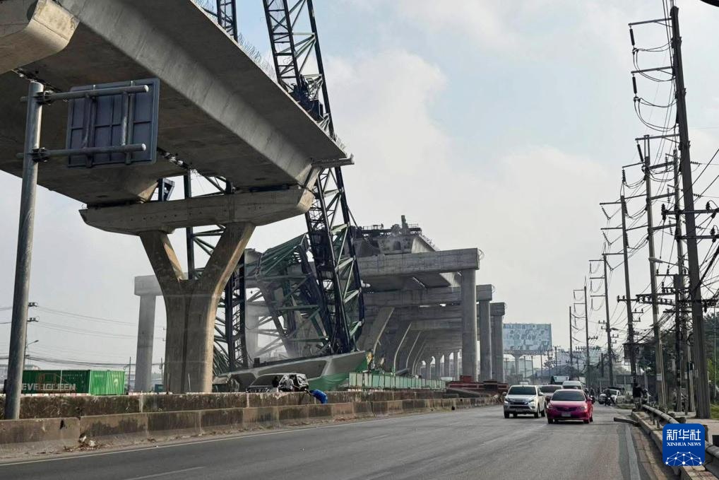 泰国一施工起重机倒塌造成多人死伤