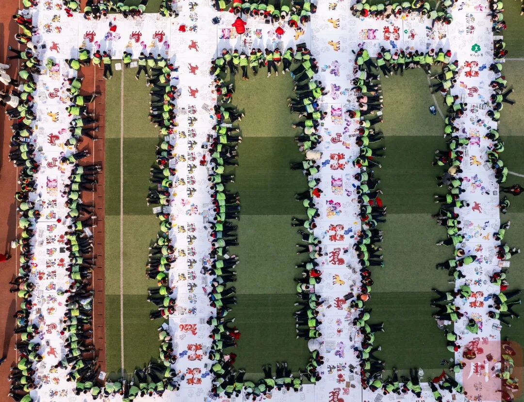 震撼！自贡千名师生共绘“千米骏马图”