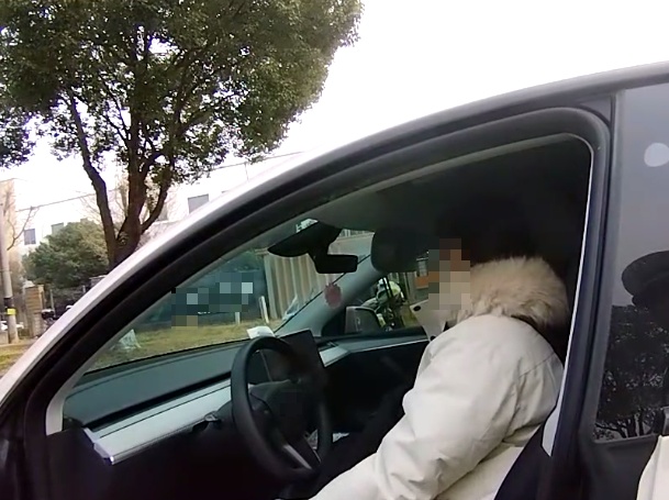 女子失声痛哭，交警赶来“代驾”！