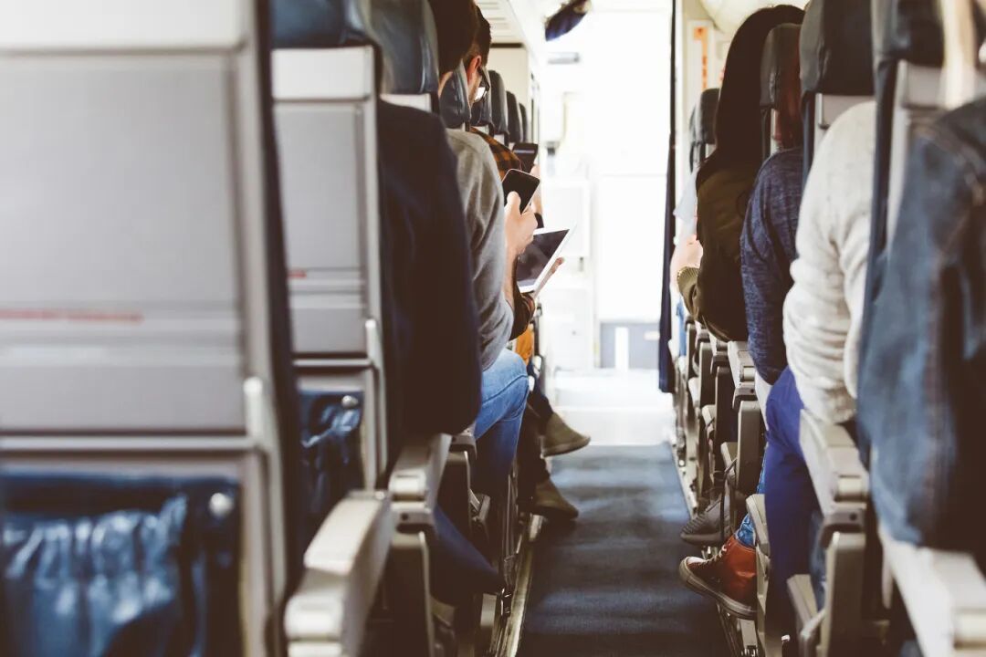 飞机上睡一觉，现金和信用卡都没了？最近不少人有类似遭遇