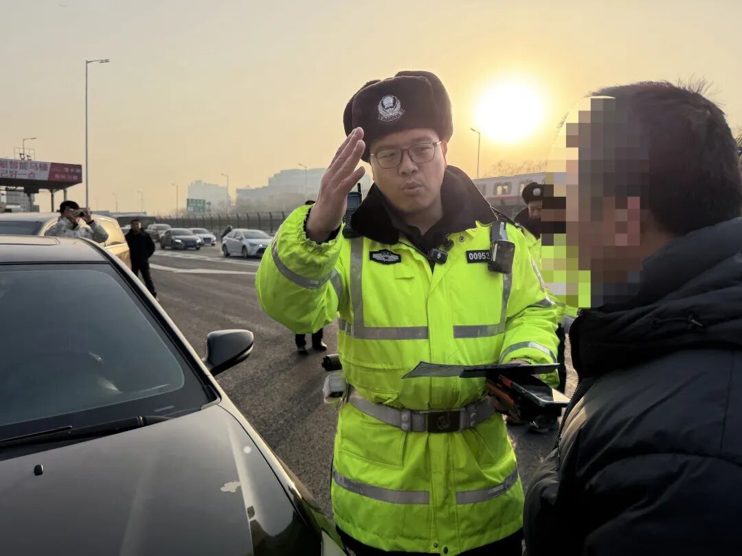 1小时12辆!北京整治京通快速路“狂飙的黑车” 1小时12辆!北京整治京通快速路“狂飙的黑车”